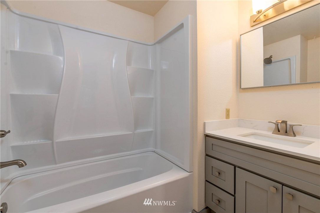 7456 Riverside Drive East Sumner, WA 98390 - Photo 17 of 40 a bathroom with a granite countertop sink and a bathtub