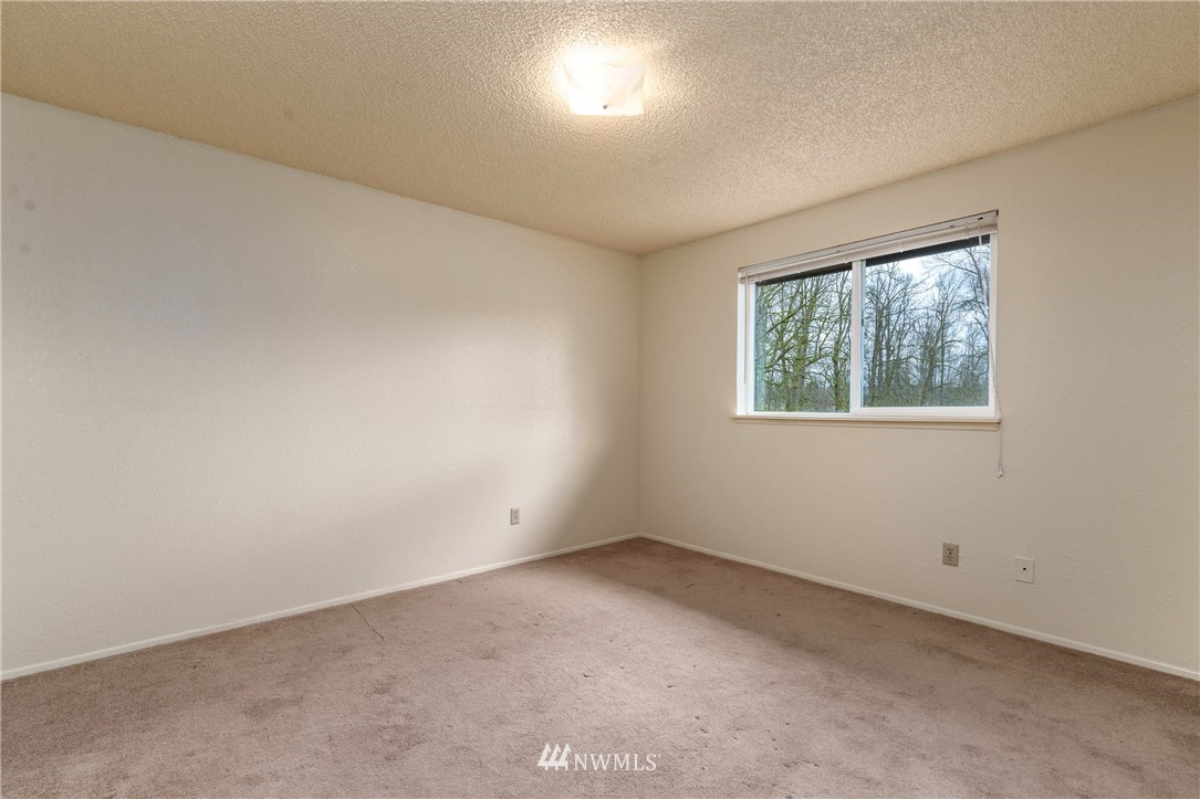 7456 Riverside Drive East Sumner, WA 98390 - Photo 18 of 40 an empty room with windows