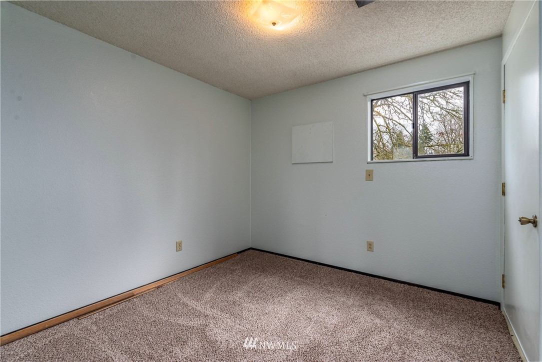 7456 Riverside Drive East Sumner, WA 98390 - Photo 27 of 40 an empty room with a window
