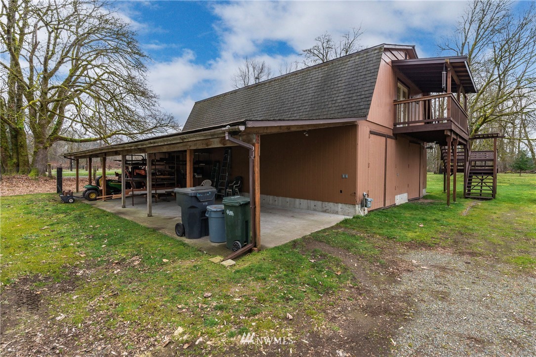 7456 Riverside Drive East Sumner, WA 98390 - Photo 29 of 40 a backyard of a house with table and chairs