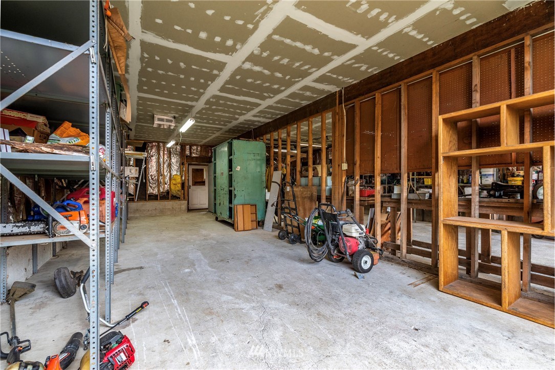 7456 Riverside Drive East Sumner, WA 98390 - Photo 31 of 40 a view of an empty room with gym equipment