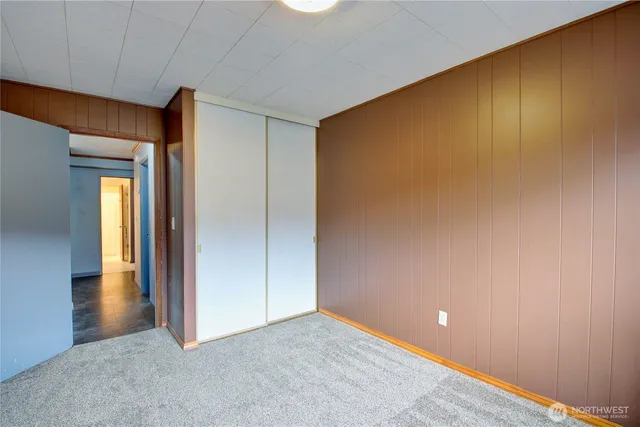 an empty room with window