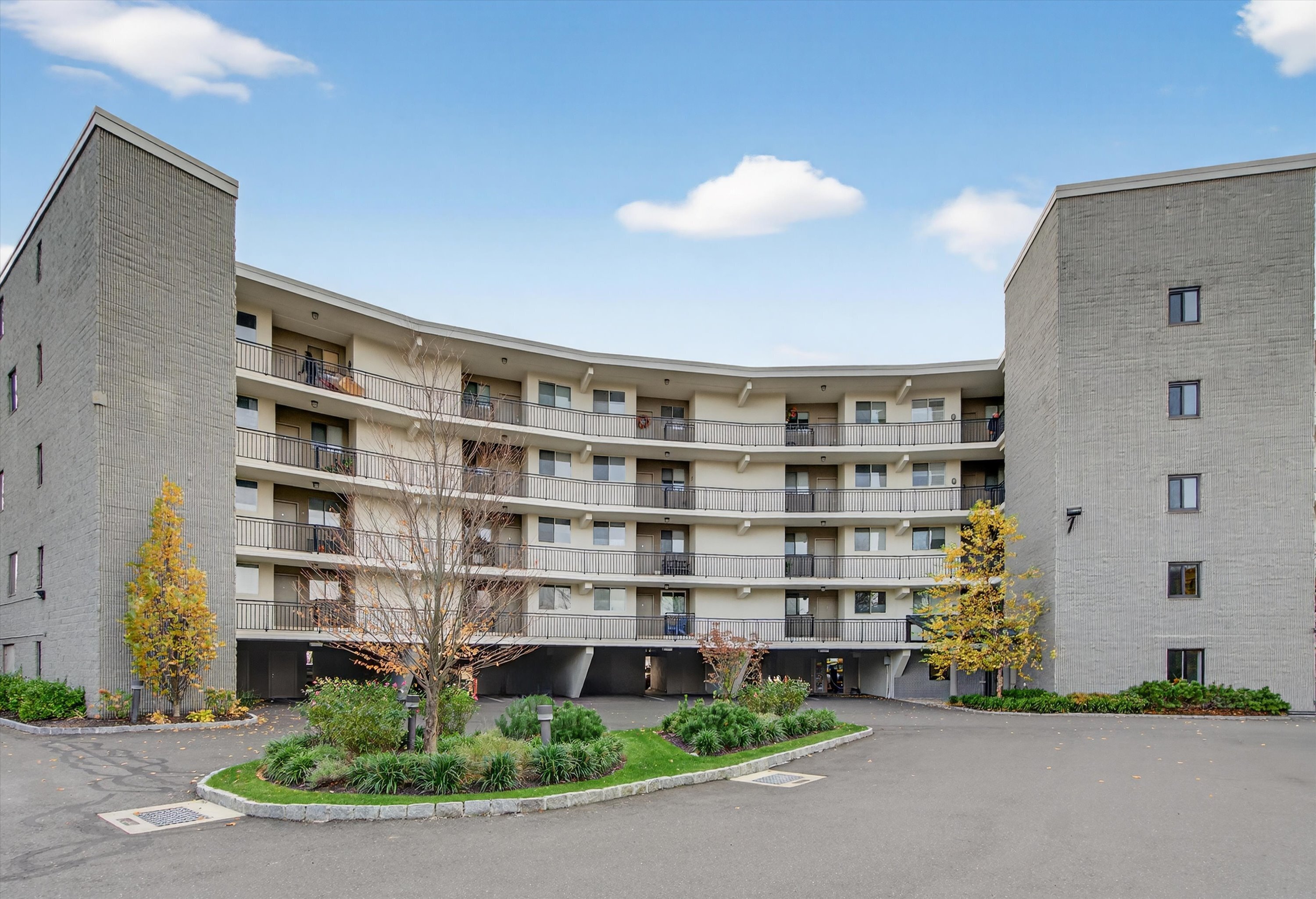 100 Seaview Avenue, Unit 3I Norwalk, CT 06855 - Photo 40 of 40 a front view of building with yard
