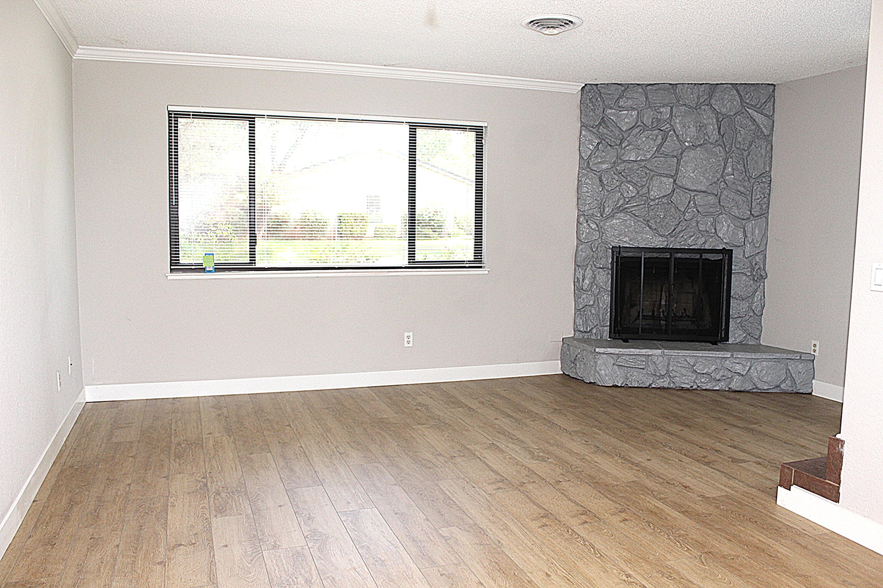 1975 Bechelli Lane Redding, CA 96002 - Photo 10 of 25 Living area