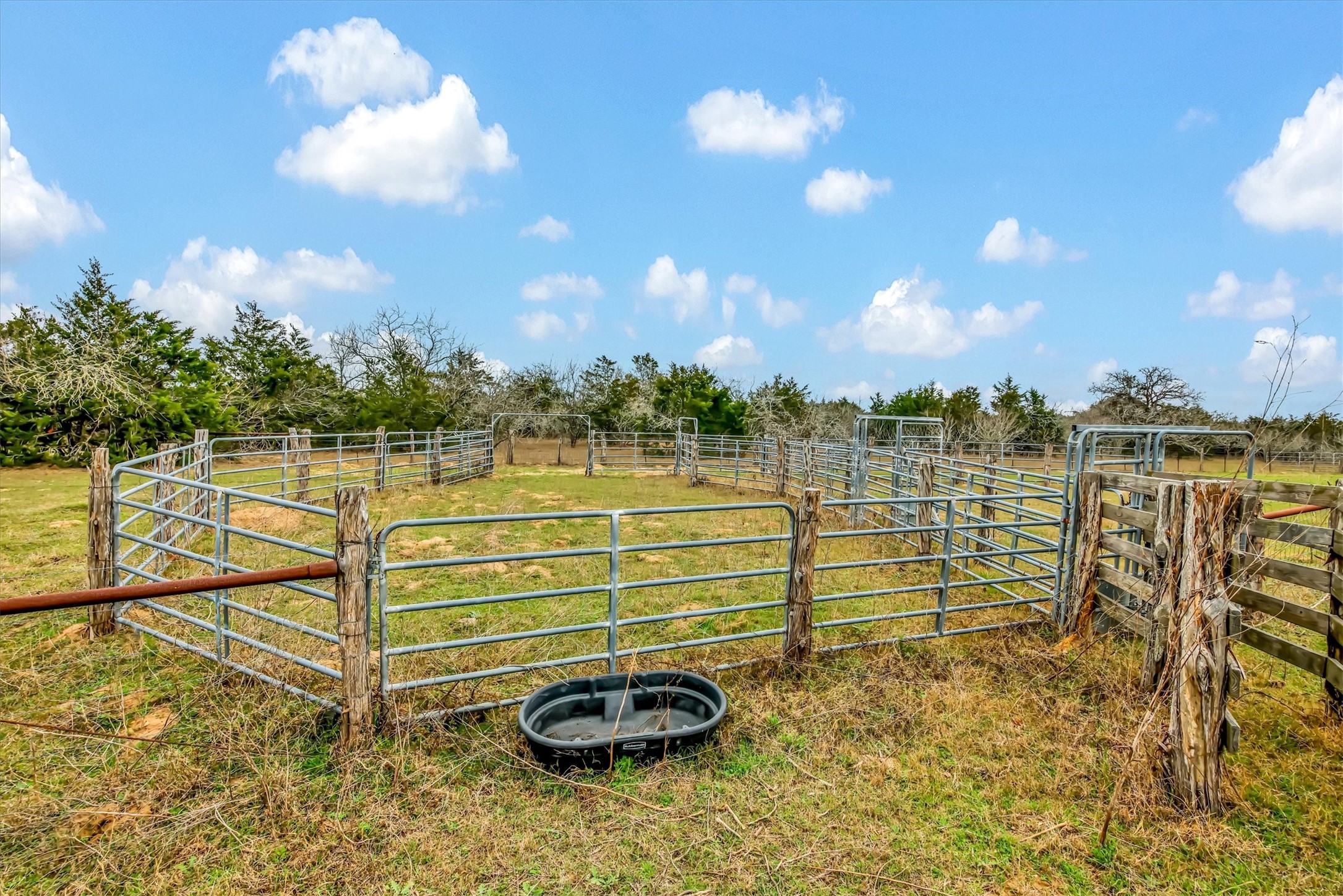 2810 West Old Lockhart Road Muldoon, TX 78949 - Photo 33 of 42 Corral/pens