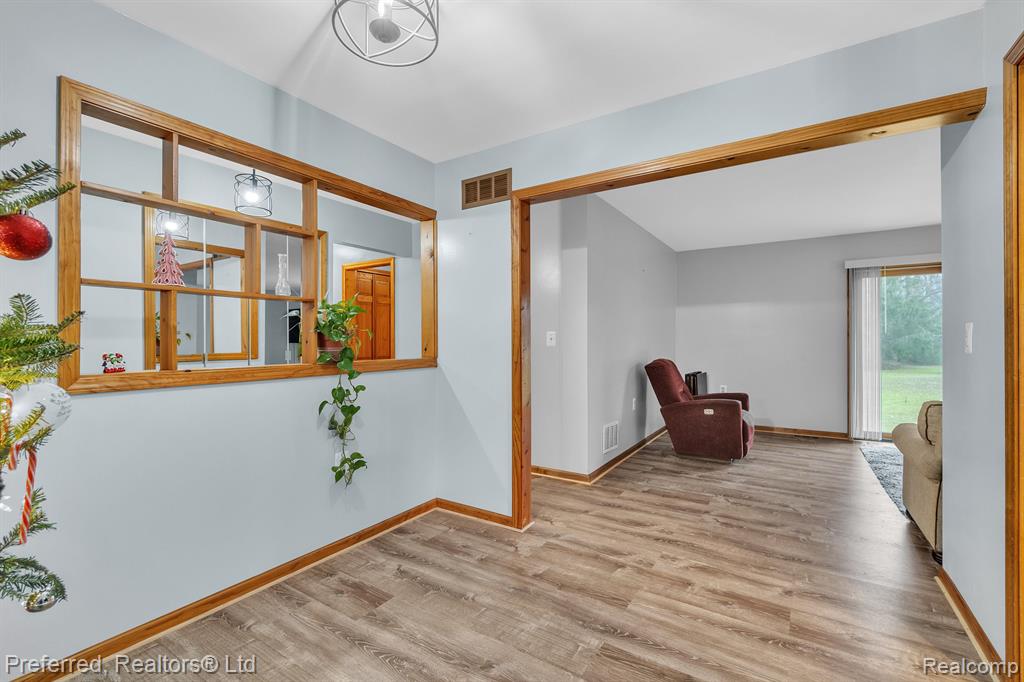 21982 Bell Road New Boston, MI 48164 - Photo 4 of 33