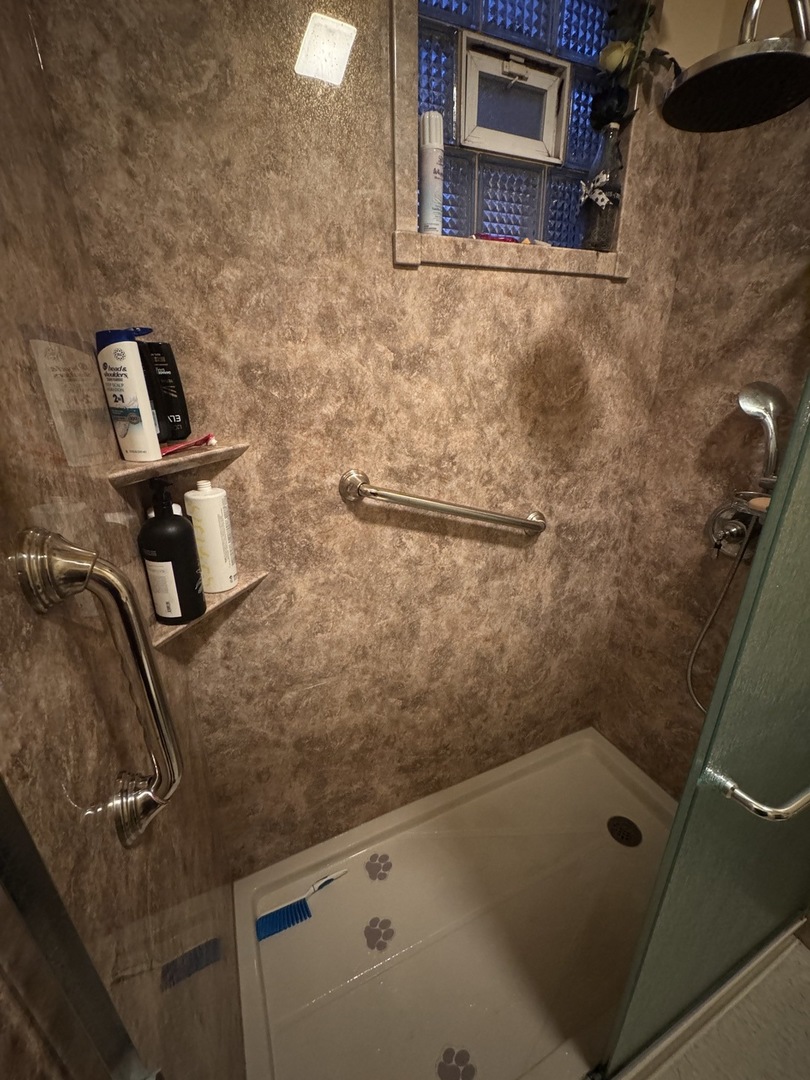 3945 West 55th Place Chicago, IL 60629 - Photo 10 of 21 a bathroom with a bathtub