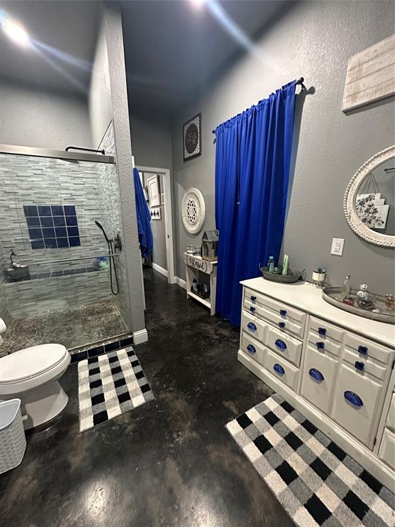 134-1112 1112th Rio Vista, TX 76093 - Photo 6 of 25 a bathroom with a toilet a sink and a mirror