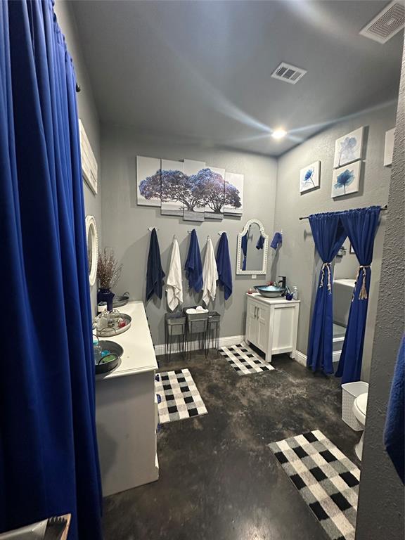 134-1112 1112th Rio Vista, TX 76093 - Photo 9 of 25 a view of a room with gym equipment