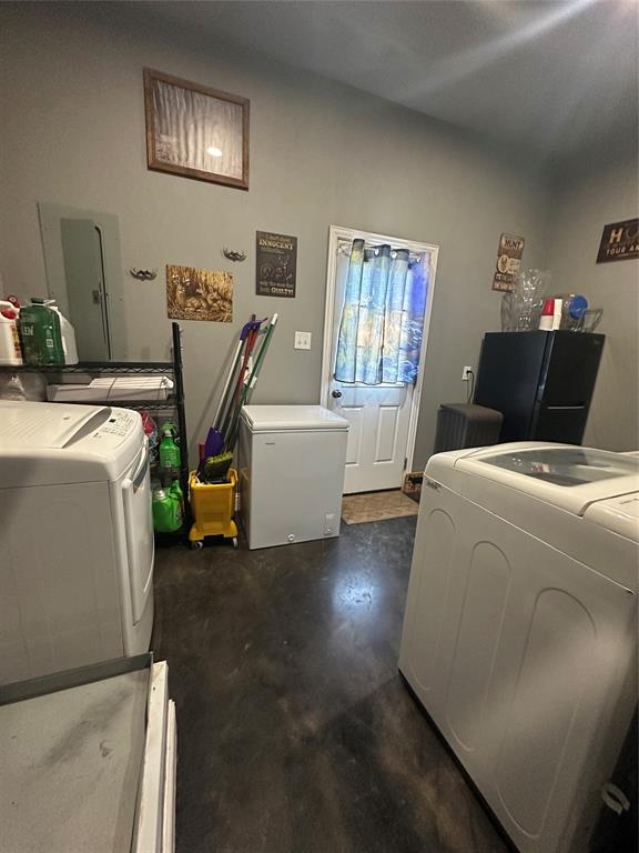 134-1112 1112th Rio Vista, TX 76093 - Photo 10 of 25 a bedroom with a bed and a cabinets