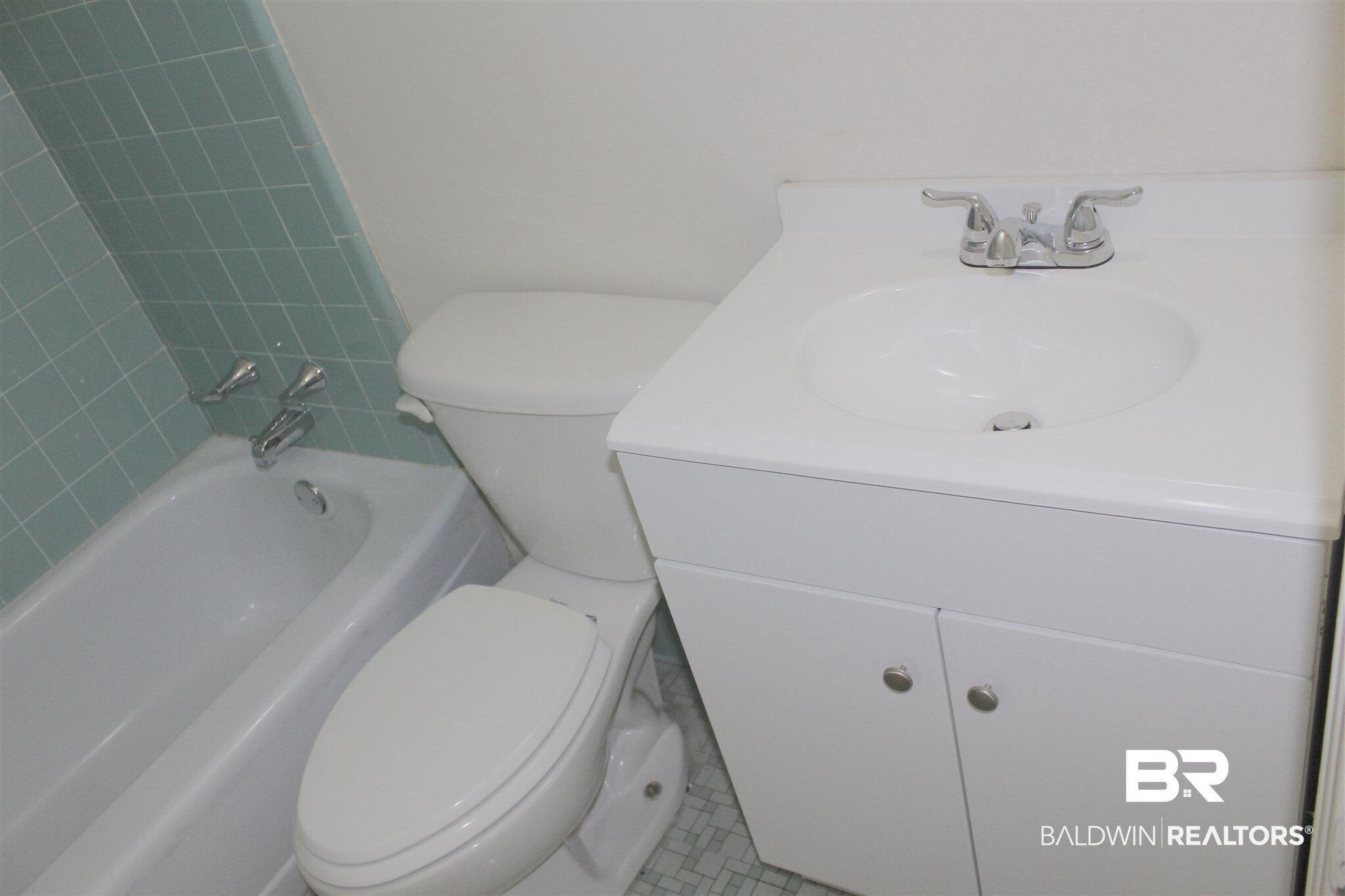 201 Glen Oaks Road Mobile, AL 36608 - Photo 12 of 21 HALL BATH