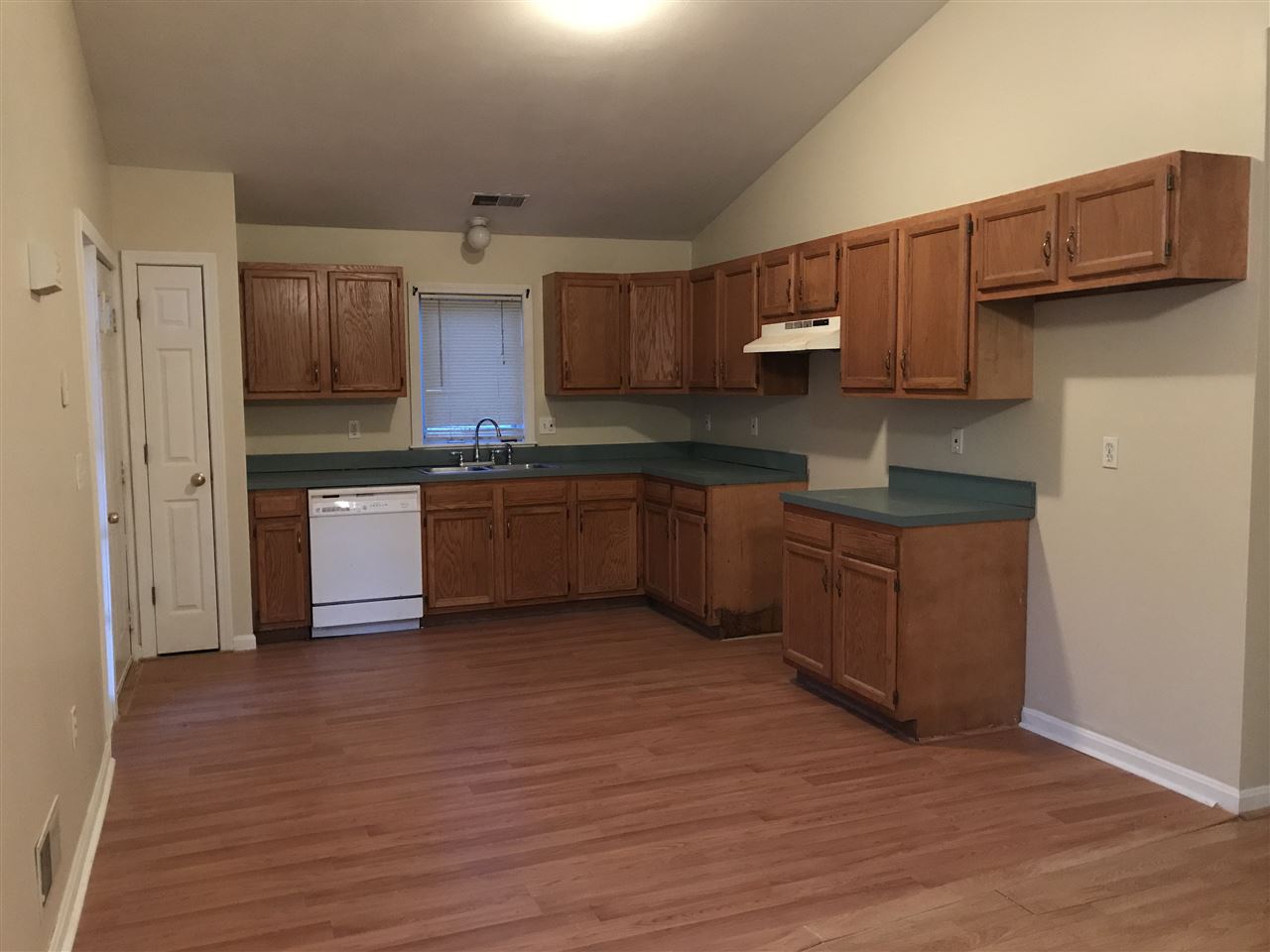 28 Riverside Drive Hudson, NH 03051 - Photo 3 of 14