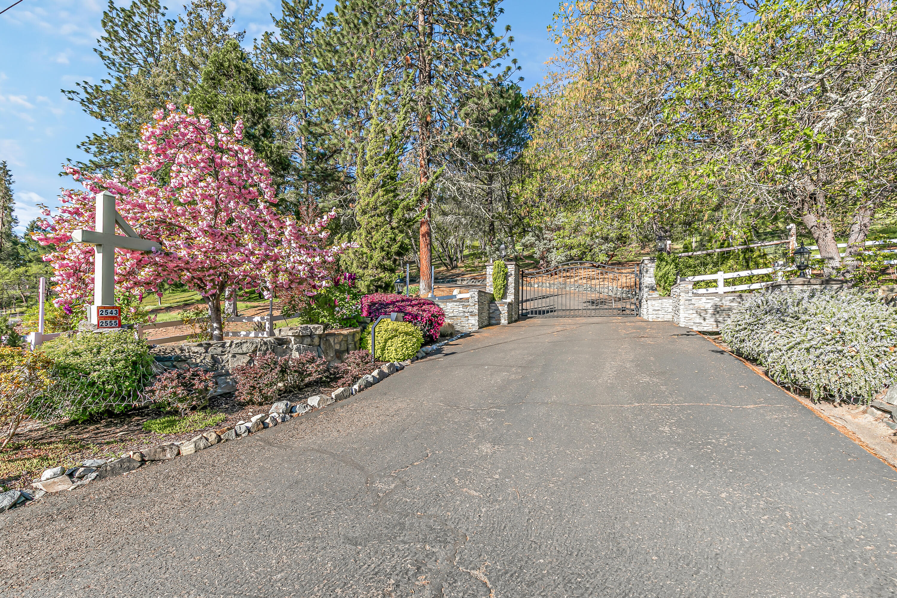 2555 Old Military Road Central Point, OR 97502 - Photo 28 of 31 9R9A4872