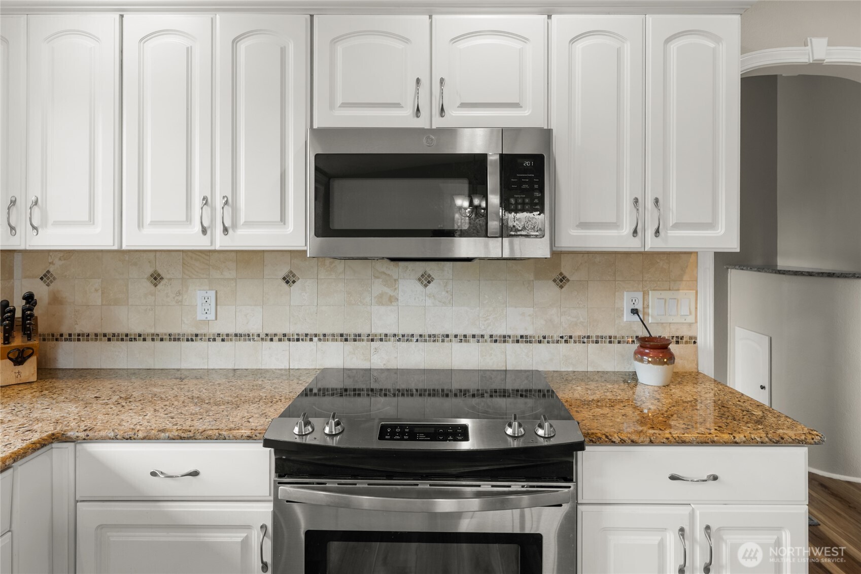 10 Jeffery Place Longview, WA 98632 - Photo 6 of 40 a kitchen with granite countertop a stove and a sink