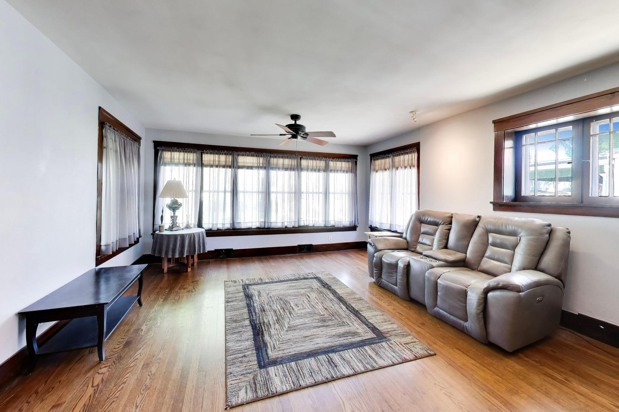 1429 College Avenue Racine, WI 53403 - Photo 6 of 42 Living Room