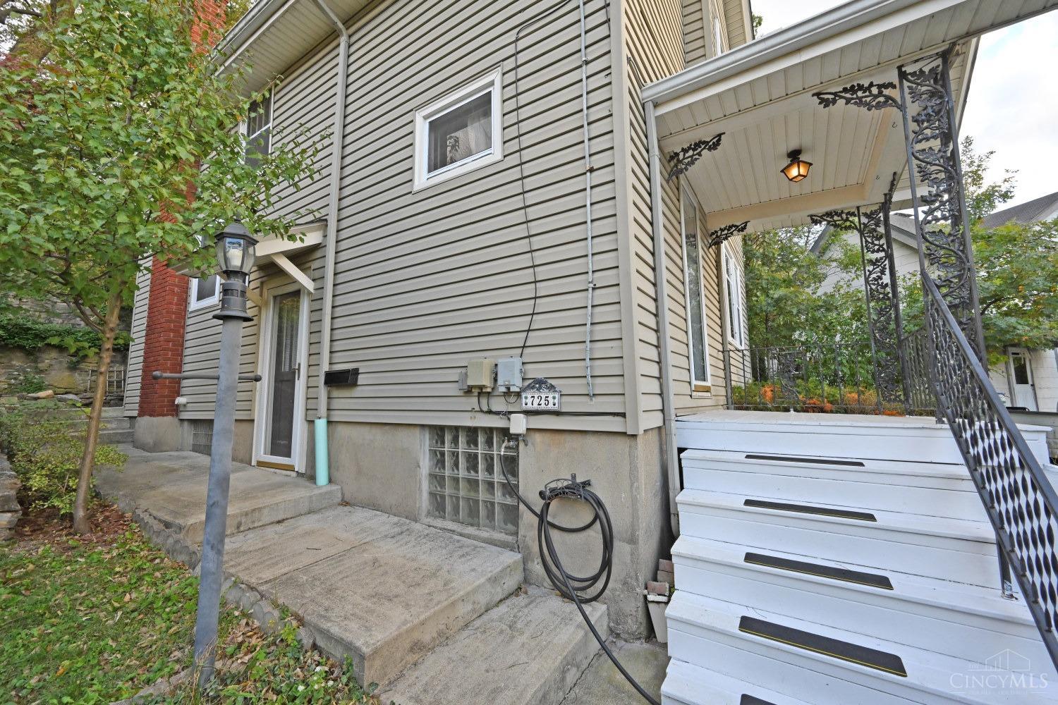 725 Riddle Road Cincinnati, OH 45220 - Photo 3 of 53 Gallery Image 3