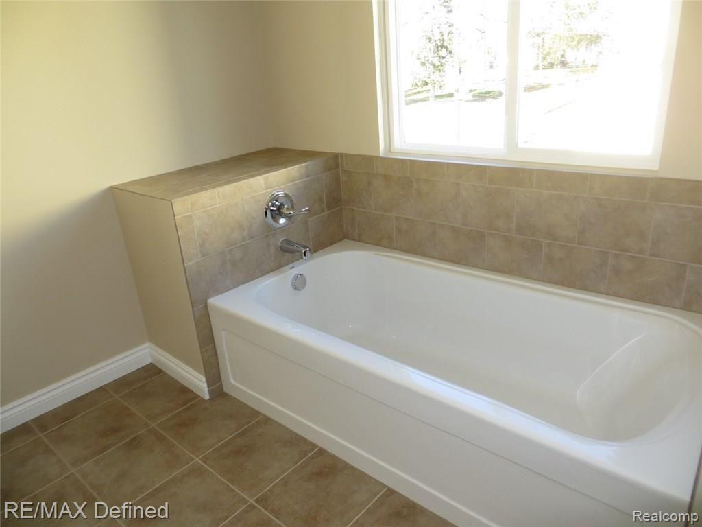 2805 Simpson Drive Rochester, MI 48309 - Photo 9 of 14 Large Master Tub