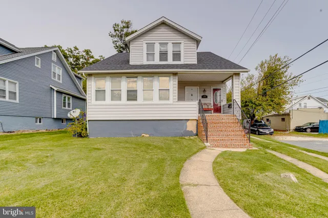 a front view of house with yard and garage