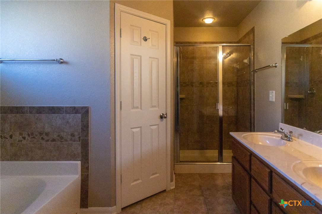 217 Pointer Street Nolanville, TX 76559 - Photo 21 of 29 a bathroom with a bathtub and a sink