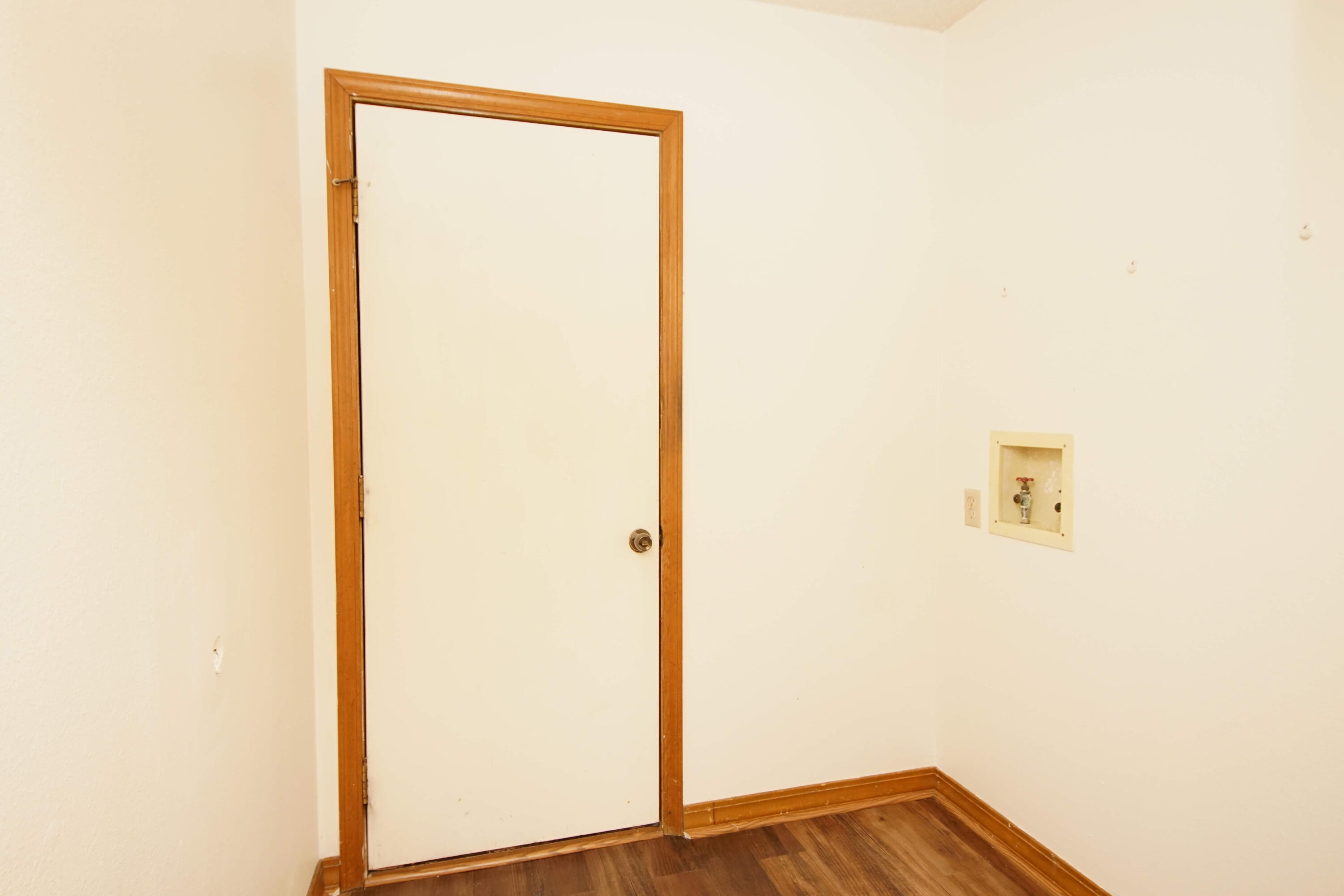 912 Nutmeg Avenue Niceville, FL 32578 - Photo 23 of 30 a view of front door with utility room