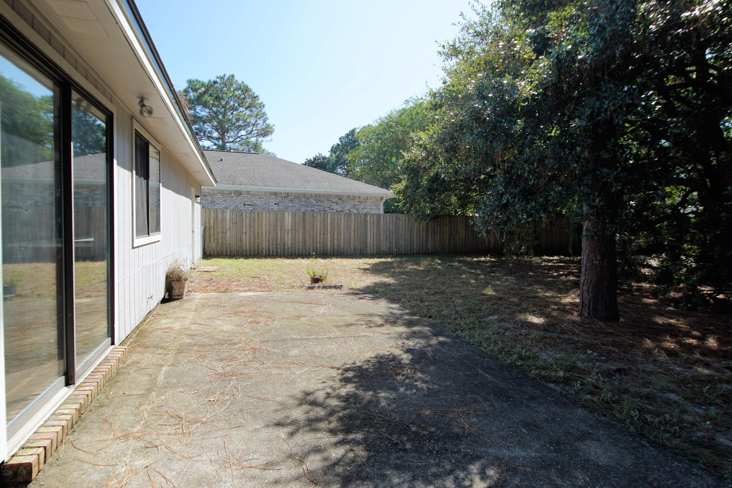 912 Nutmeg Avenue Niceville, FL 32578 - Photo 25 of 30 a backyard of a house