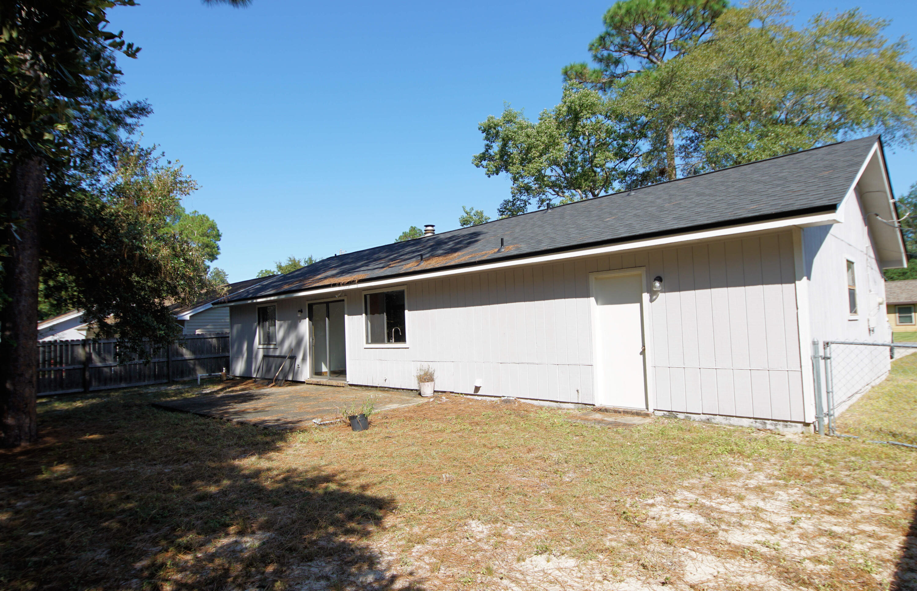 912 Nutmeg Avenue Niceville, FL 32578 - Photo 30 of 30 a backyard of a house with wooden fence