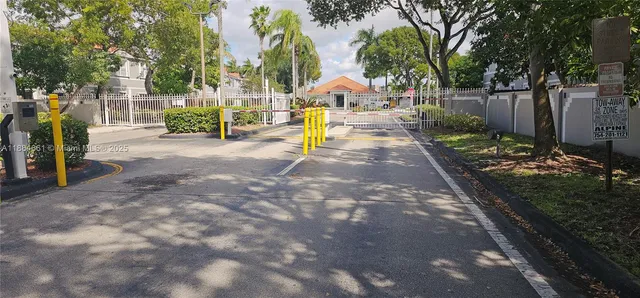 a view of small yard in front of house