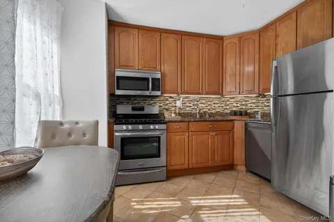 $515,000 | 360 Stewart Avenue, Unit 2B, Garden City, NY 11530