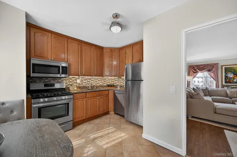 $515,000 | 360 Stewart Avenue, Unit 2B, Garden City, NY 11530