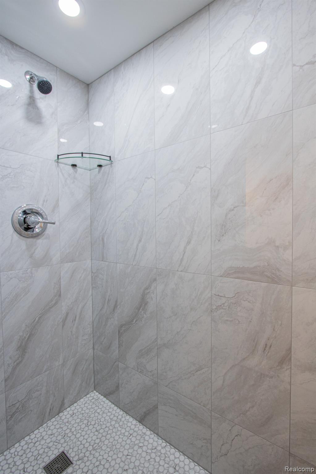 31000 Fall Fraser, MI 48026 - Photo 15 of 28 Full bath with a tile shower