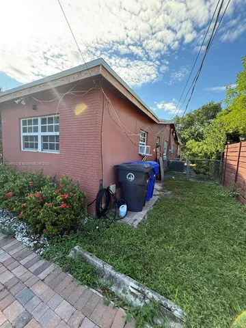 a view of yard with green space