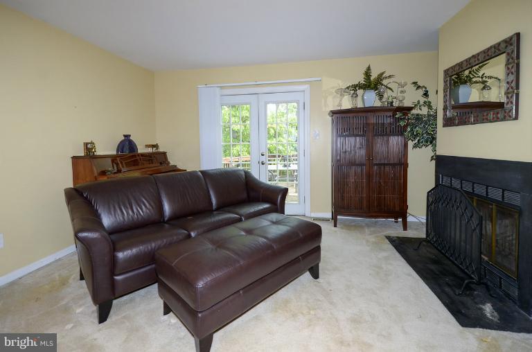 8550 Springfield Oaks Drive Springfield, VA 22153 - Photo 14 of 16 Living Room