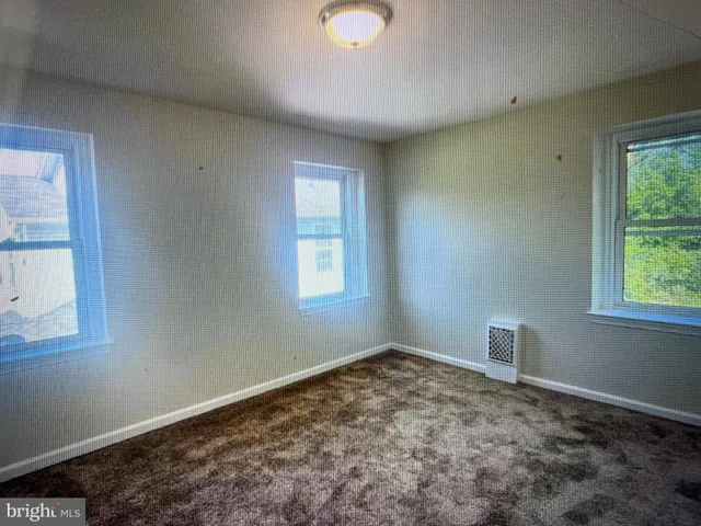 $2,300 | 617 3rd Street, Beverly, NJ 08010