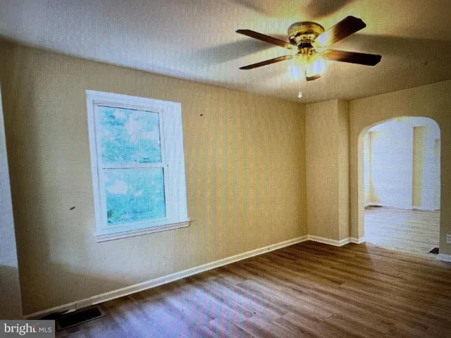 $2,300 | 617 3rd Street, Beverly, NJ 08010