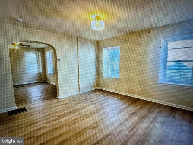 $2,300 | 617 3rd Street, Beverly, NJ 08010