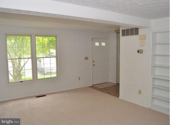 1630 Barnstead Drive Reston, VA 20194 - Photo 13 of 25 Living Room