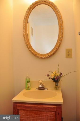 1630 Barnstead Drive Reston, VA 20194 - Photo 10 of 25 Bath