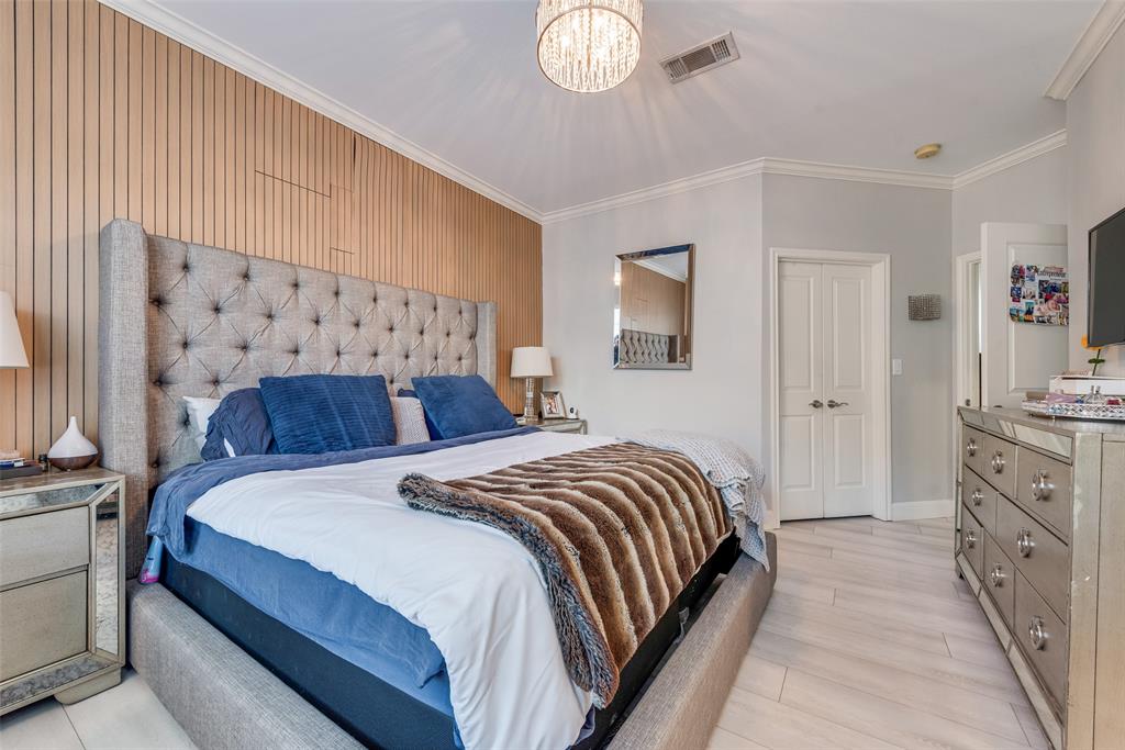 4904 Live Oak Street, Unit 302 Dallas, TX 75206 - Photo 19 of 25 a bedroom with bed and wooden floor