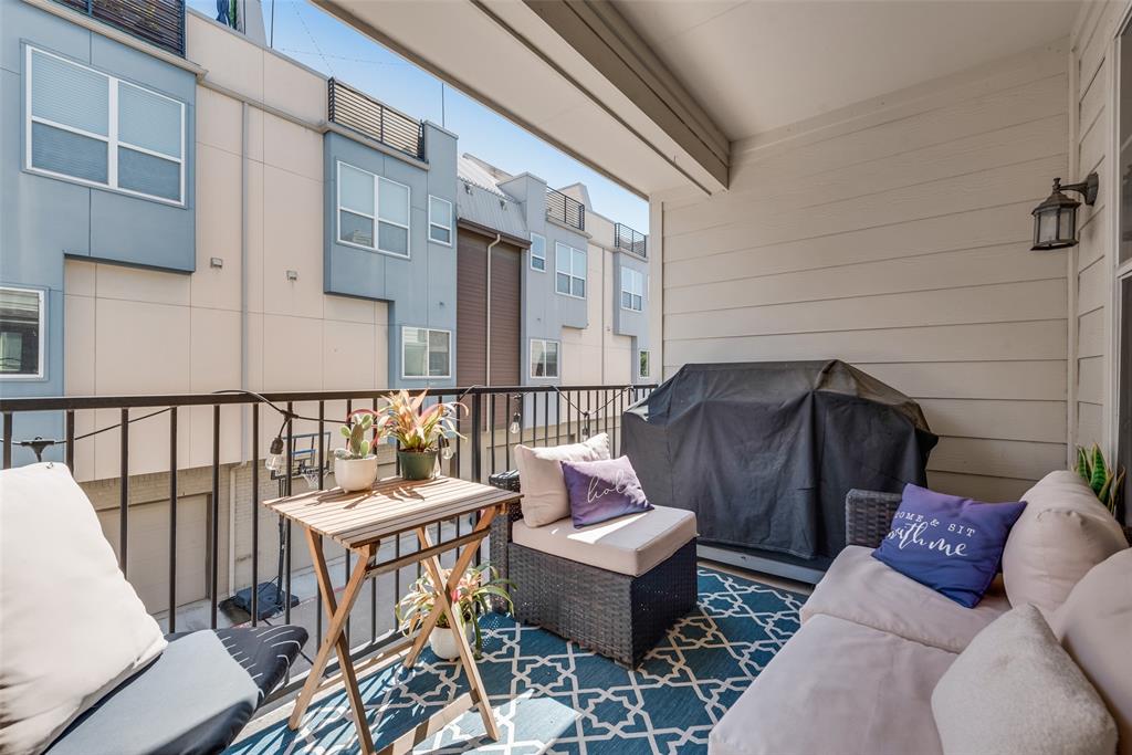 4904 Live Oak Street, Unit 302 Dallas, TX 75206 - Photo 22 of 25 a balcony with table and chairs