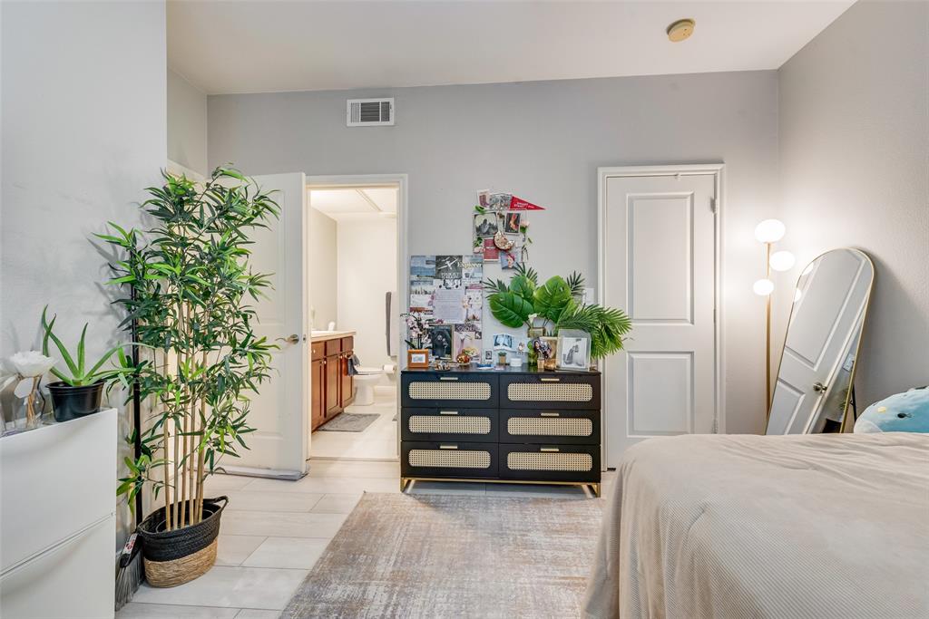 4904 Live Oak Street, Unit 302 Dallas, TX 75206 - Photo 4 of 25 a bed room with furniture and a potted plant