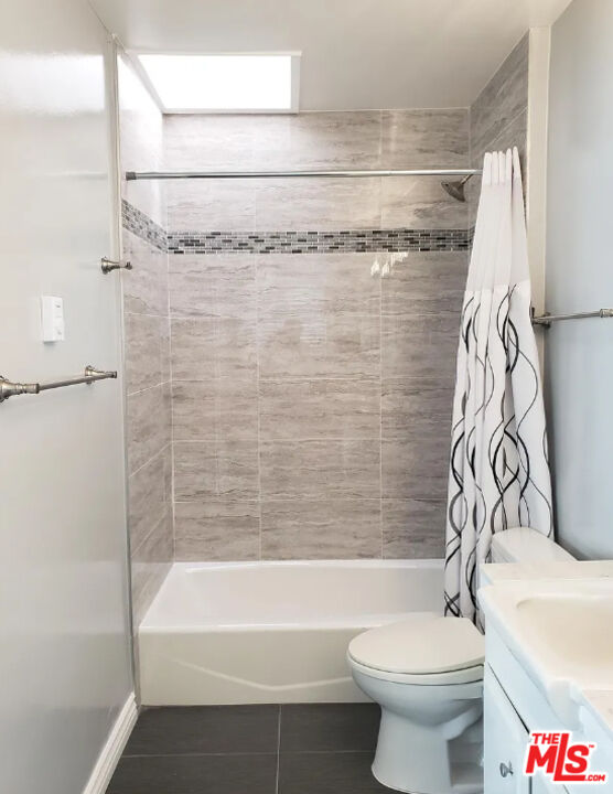 7 Clipper Road Rancho Palos Verdes, CA 90275 - Photo 16 of 20 a bathroom with a shower and a toilet