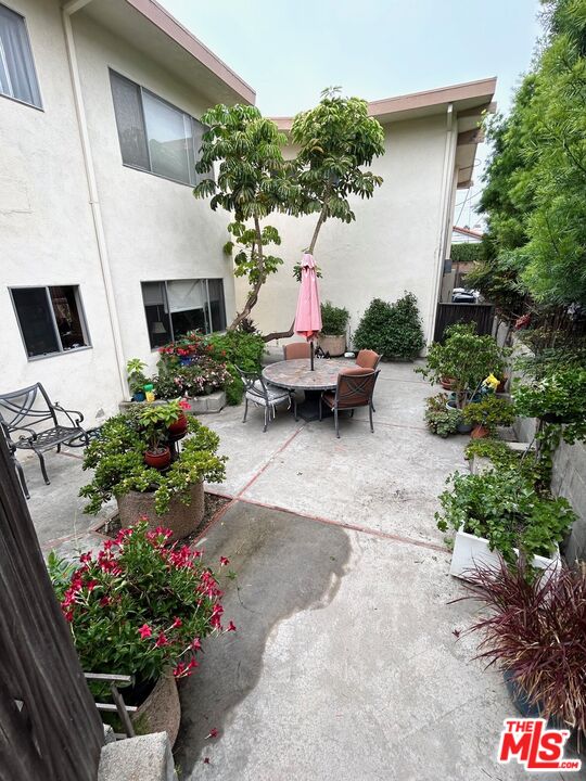 7 Clipper Road Rancho Palos Verdes, CA 90275 - Photo 6 of 20 a garden with flowers and outdoor seating