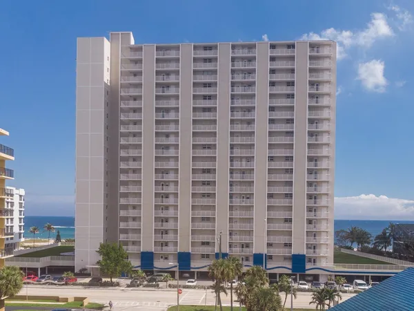 $3,200 | 750 North Ocean Boulevard, Unit 210, Pompano Beach, FL 33062