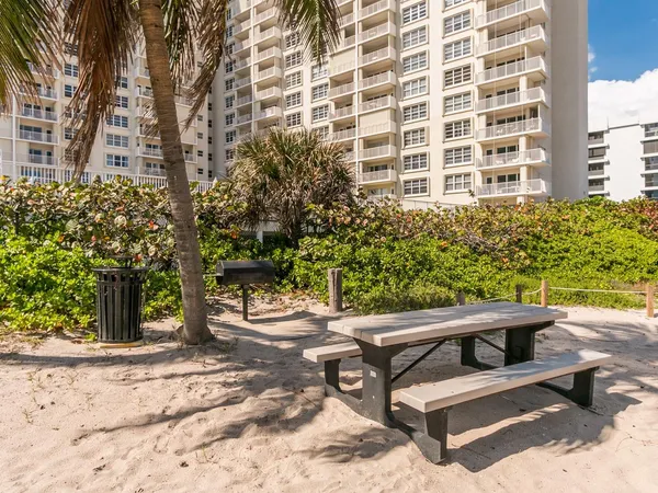 $3,200 | 750 North Ocean Boulevard, Unit 210, Pompano Beach, FL 33062