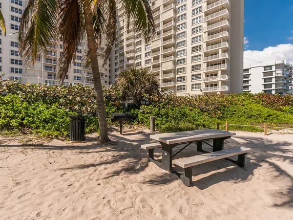 $3,200 | 750 North Ocean Boulevard, Unit 210, Pompano Beach, FL 33062