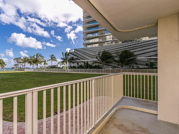 $3,200 | 750 North Ocean Boulevard, Unit 210, Pompano Beach, FL 33062