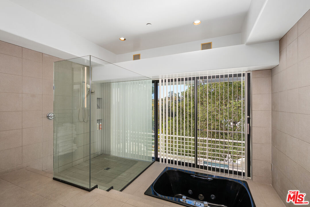 477 Upper Mesa Road Santa Monica, CA 90402 - Photo 20 of 30 a room with window