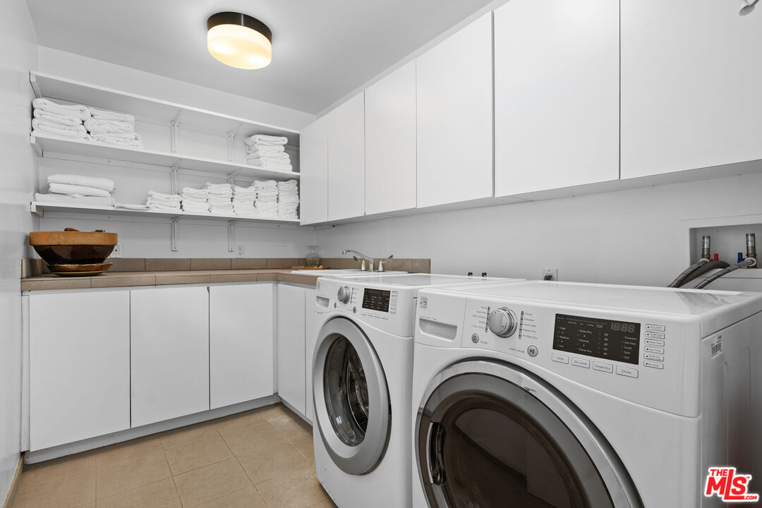 477 Upper Mesa Road Santa Monica, CA 90402 - Photo 29 of 30 a utility room with dryer and washer