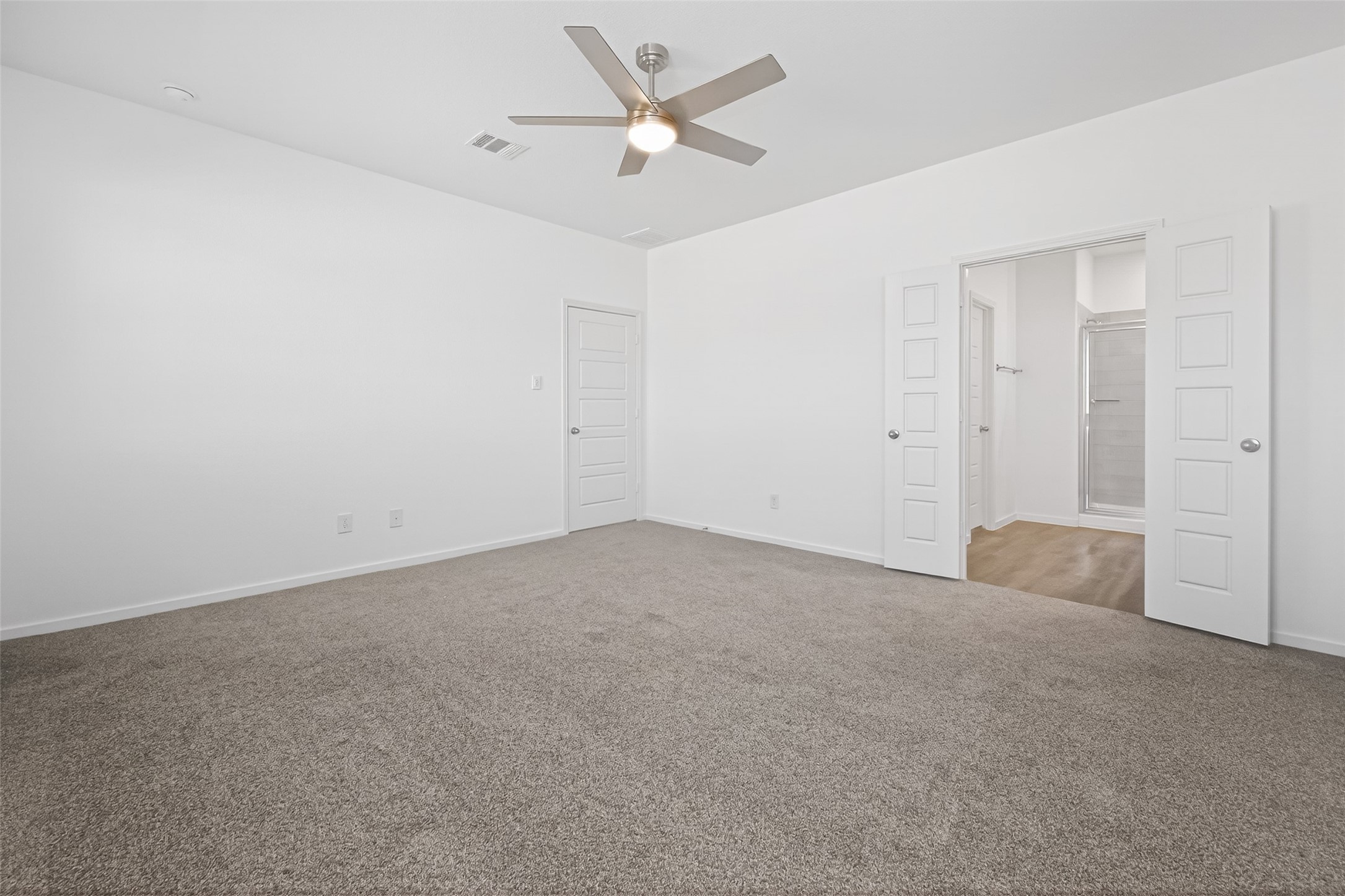 9734 Enclave Ridge Road Willis, TX 77318 - Photo 18 of 29 an empty room with closet and a ceiling fan