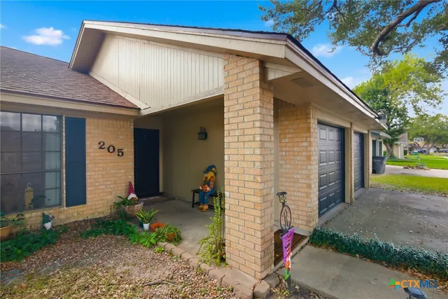 a view of a house with backyard and garden